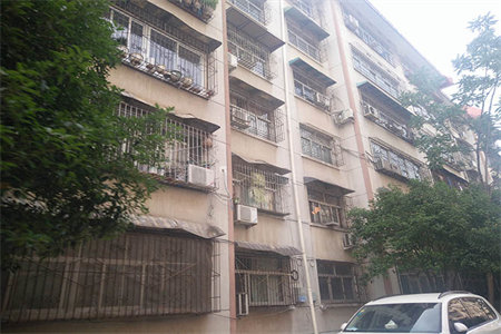 明湖中学三室两厅一卫南北通透送储藏室证满5年